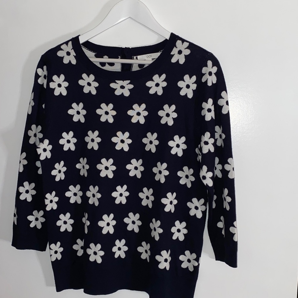 1901 Women’s Dark Navy Blue Crewneck Sweater with white Floral Design Size LARGE